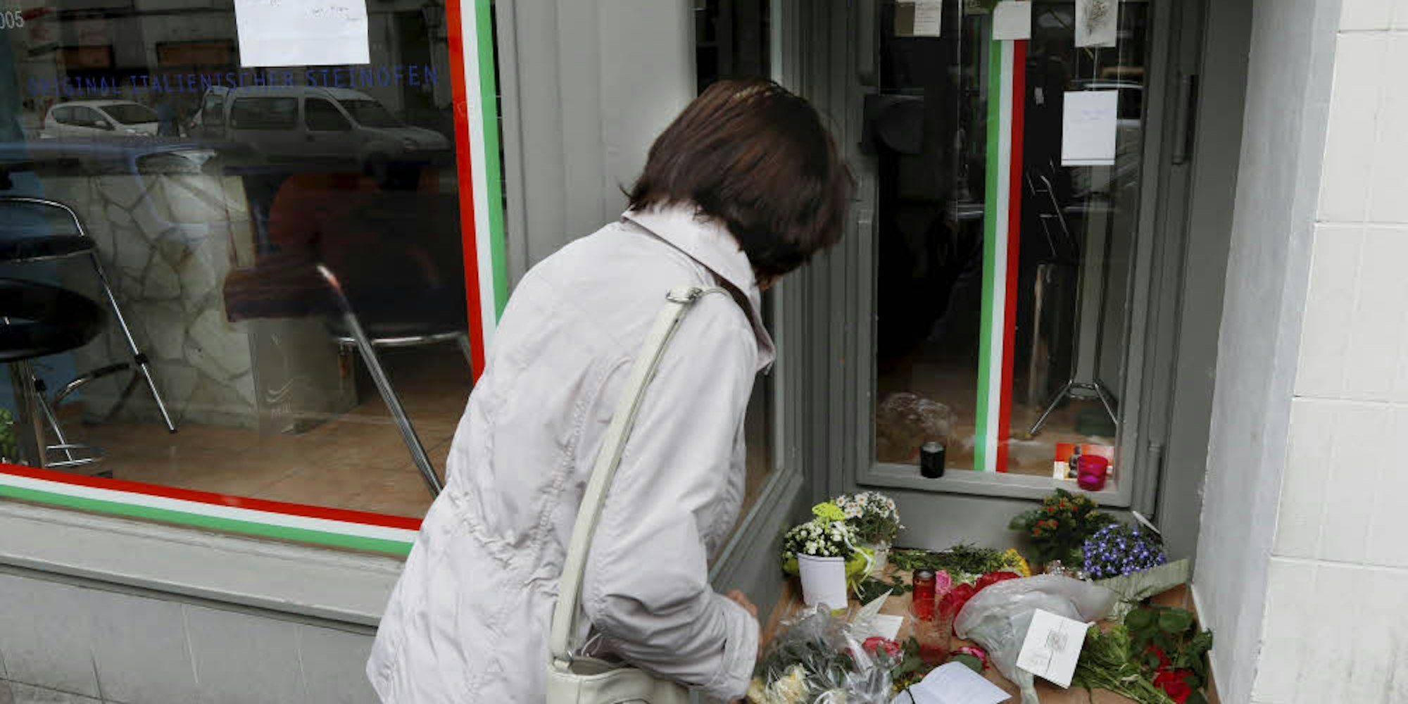 Sülzer Bürger und Einzelhändler trauern mit „Pizza Azzurro“-Inhaber Domenico Incorvaia, der seine Frau verloren hat.