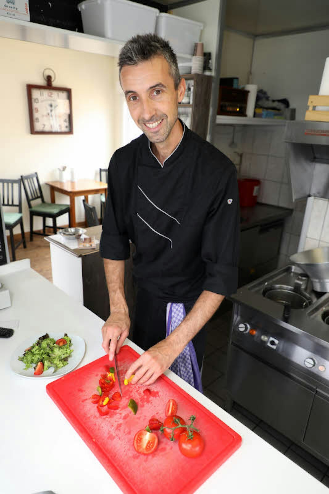 Mehr Salat im Imbiss bietet Adnan Bajqinca an heißen Tagen an.