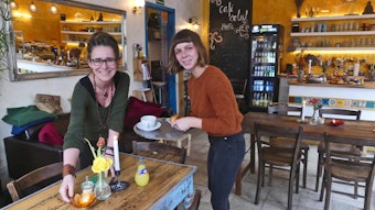 Inhaberin Tina Beils und Carla Weber im Café Soleil in Ehrenfeld
