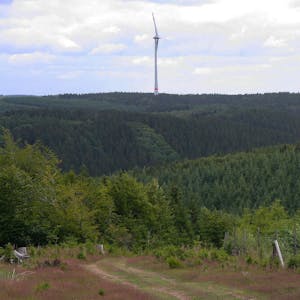 Der Blick auf die neuen Windkraftanlagen von Dahlem IV oberhalb des Rotbachtals.