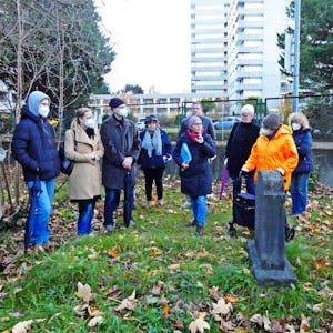 Die Teilnehmer der Führung erfuhren von Stadtführerin Anja Broich viel über die Geschichte des jüdischen Friedhofs in Brühl.
