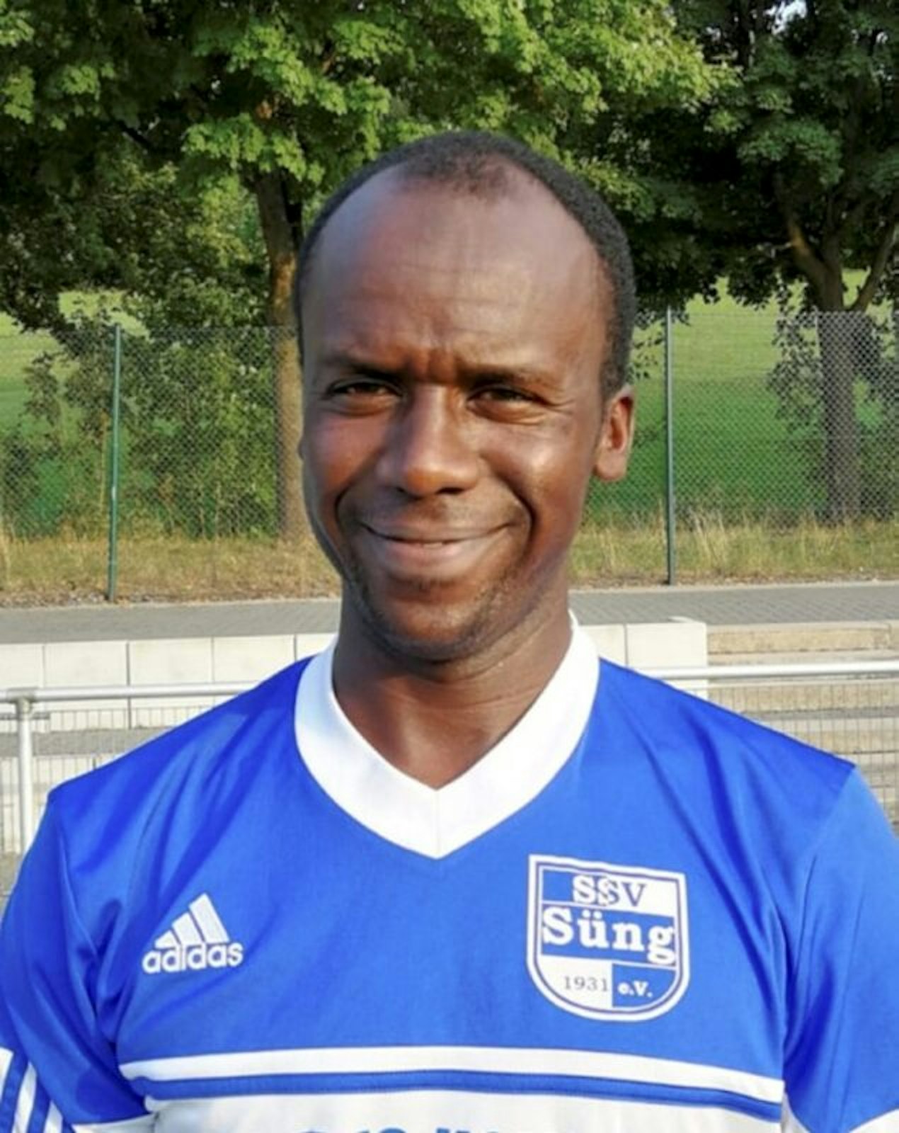 Habib Adra spielte Fußball beim SSV Süng und dem TuS Lindlar und arbeitete bei einer Tankstelle in Lindlar.
