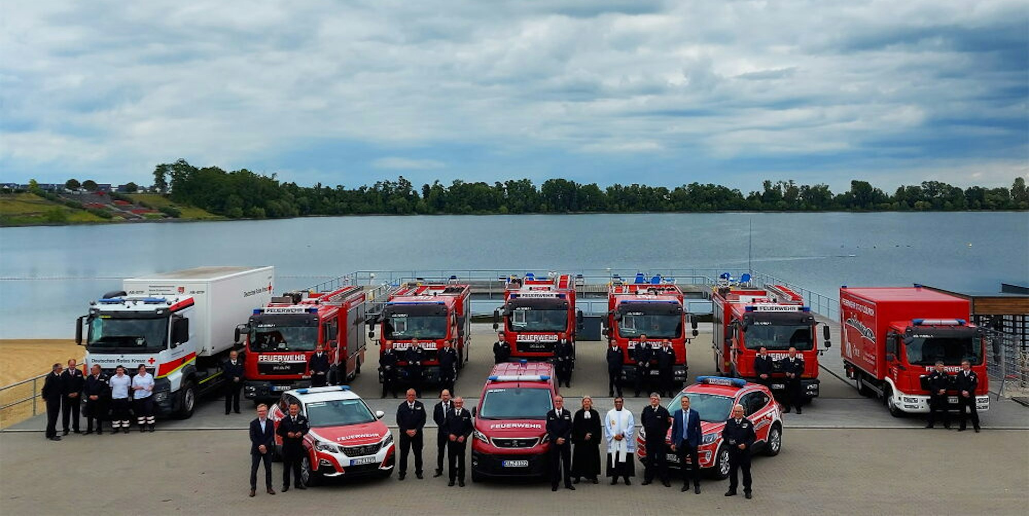 Zehn neue Einsatzfahrzeuge der Feuerwehr Zülpich und des DRK-Kreisverbands wurden eingesegnet.