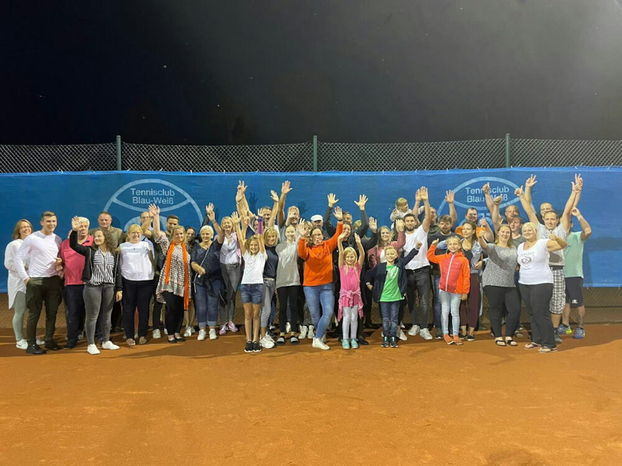 Der Tennisclub Türnich brachte aus Bayern angereiste Helfer unter. Hinterher gab es ein Gruppenfoto gemeinsam mit Mitgliedern.