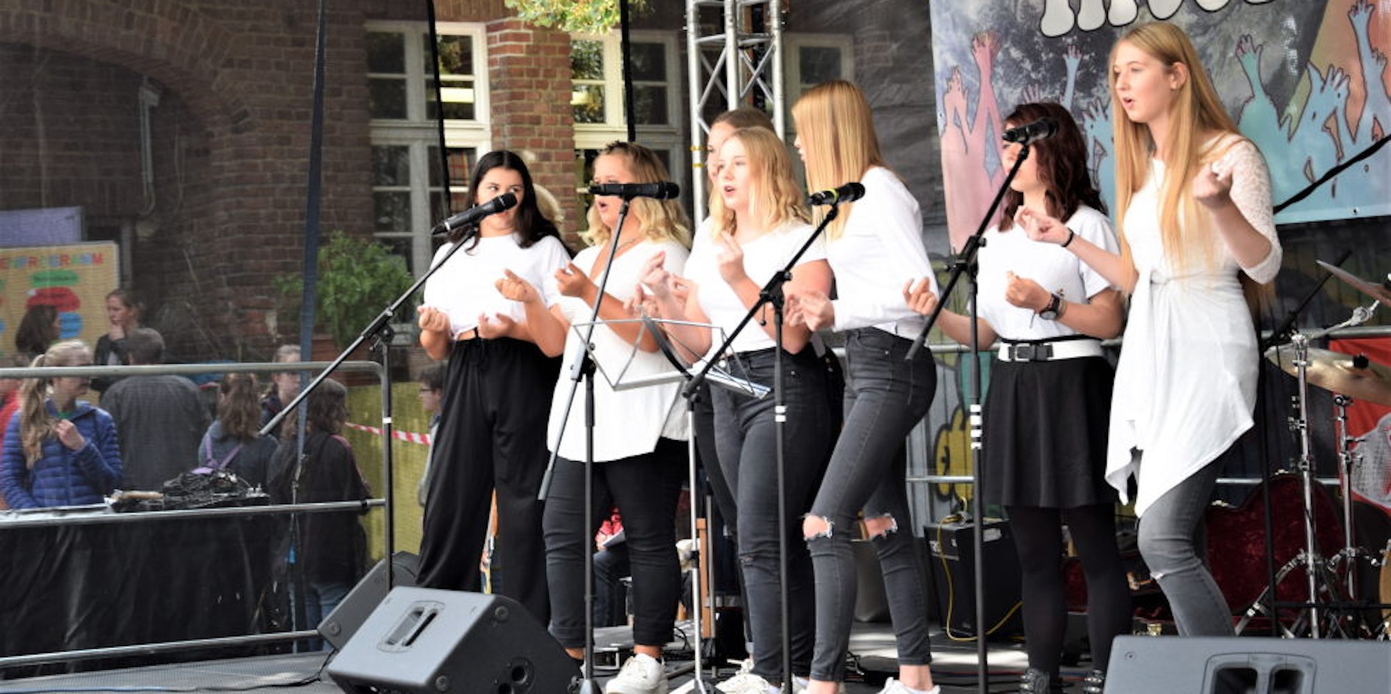 Der Chor der Lechenicher Realschule präsentierte auf der Bühne internationale Pop-Songs.
