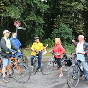 Die Teilnehmer der ADFC-Exkursion (links: Vorsitzender Sven Bersch) beratschlagen an der Stadtgrenze von Bergisch Gladbach und Köln, wo es nun weitergeht.