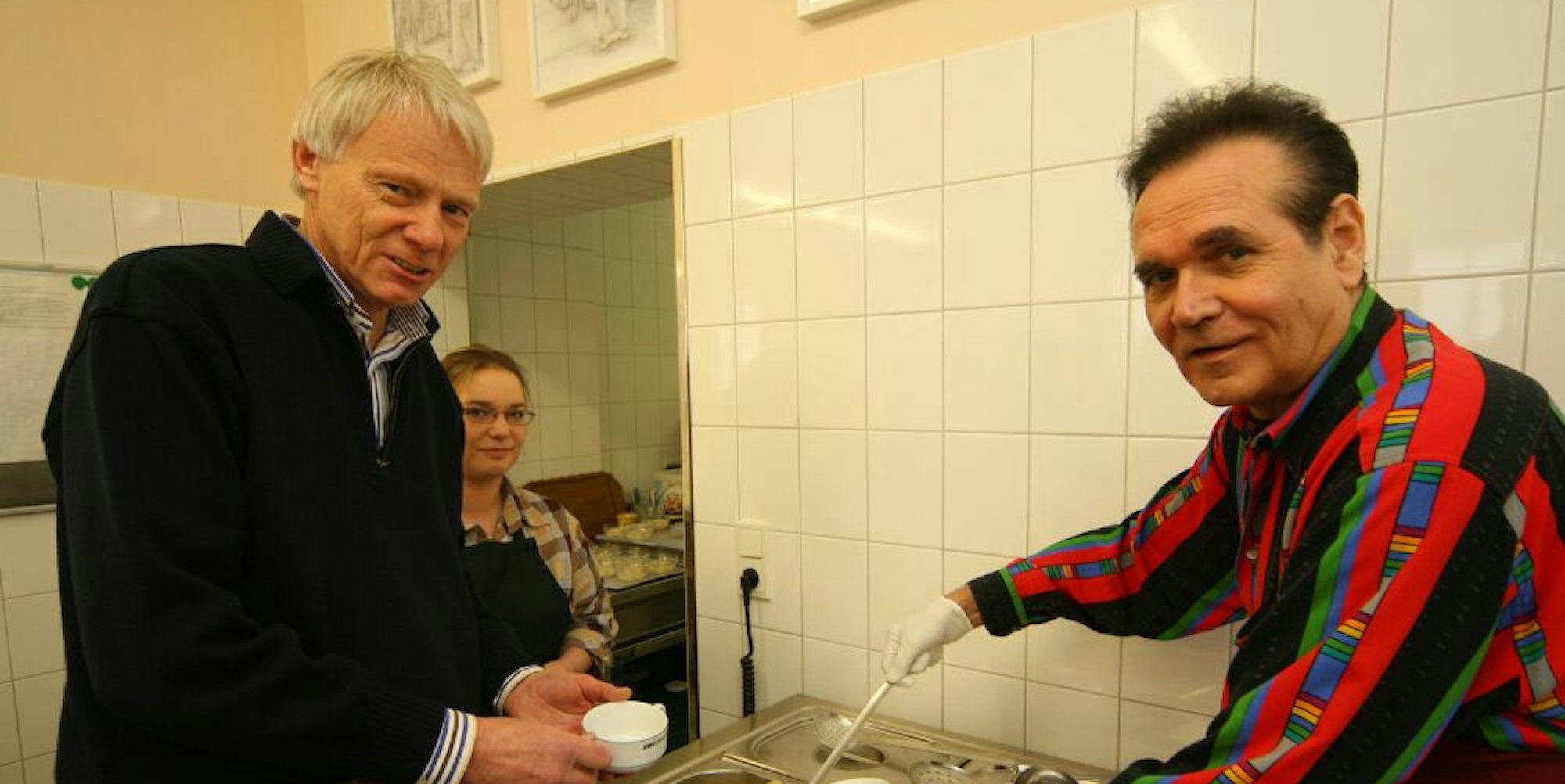 Ted Herold (r.), hier mit Tafelchef Ulrich Pfeifer, stand im Jahr 2012 in der Gummersbacher Suppenküche am Herd.