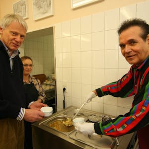 Ted Herold (r.), hier mit Tafelchef Ulrich Pfeifer, stand im Jahr 2012 in der Gummersbacher Suppenküche am Herd.