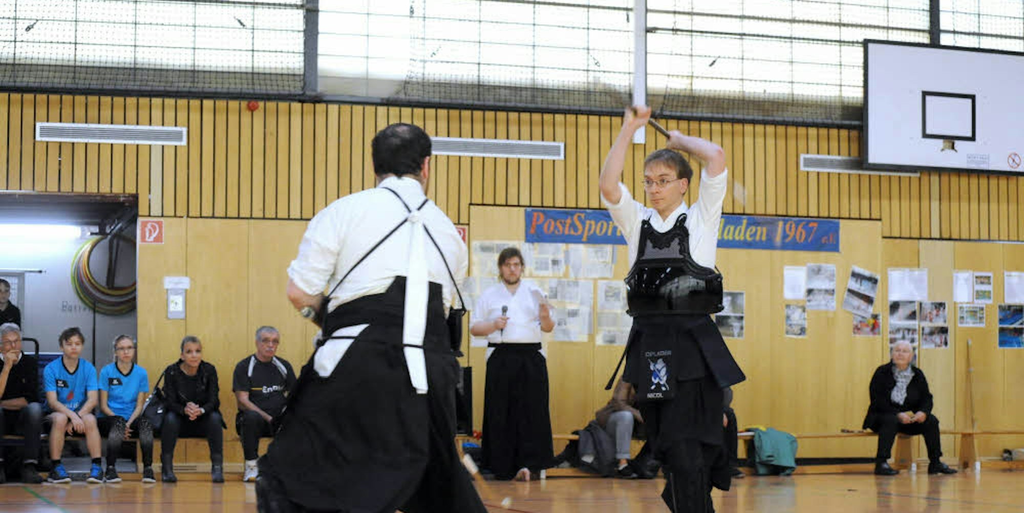 Zwei Mitglieder des Postsportvereins Opladen führten den Zuschauern vor, wie die japanische Kampfsportart Naginata betrieben wird.