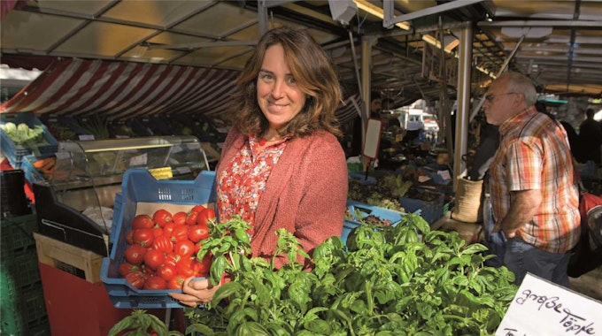 Vollblutlandwirtin und Schriftstellerin Martina Frason mit ihrem Lieblingsprodukt: Tomaten.