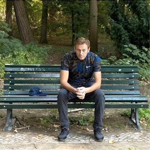 Alexej Nawalny auf Parkbank