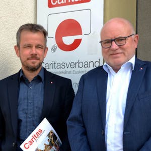 Nach einem Jahr im Amt präsentierten der Vorstandsvorsitzende des Caritasverbandes Euskirchen, Martin Jost (l.), und sein Stellvertreter Bernhard Becker den Jahresbericht 2018.