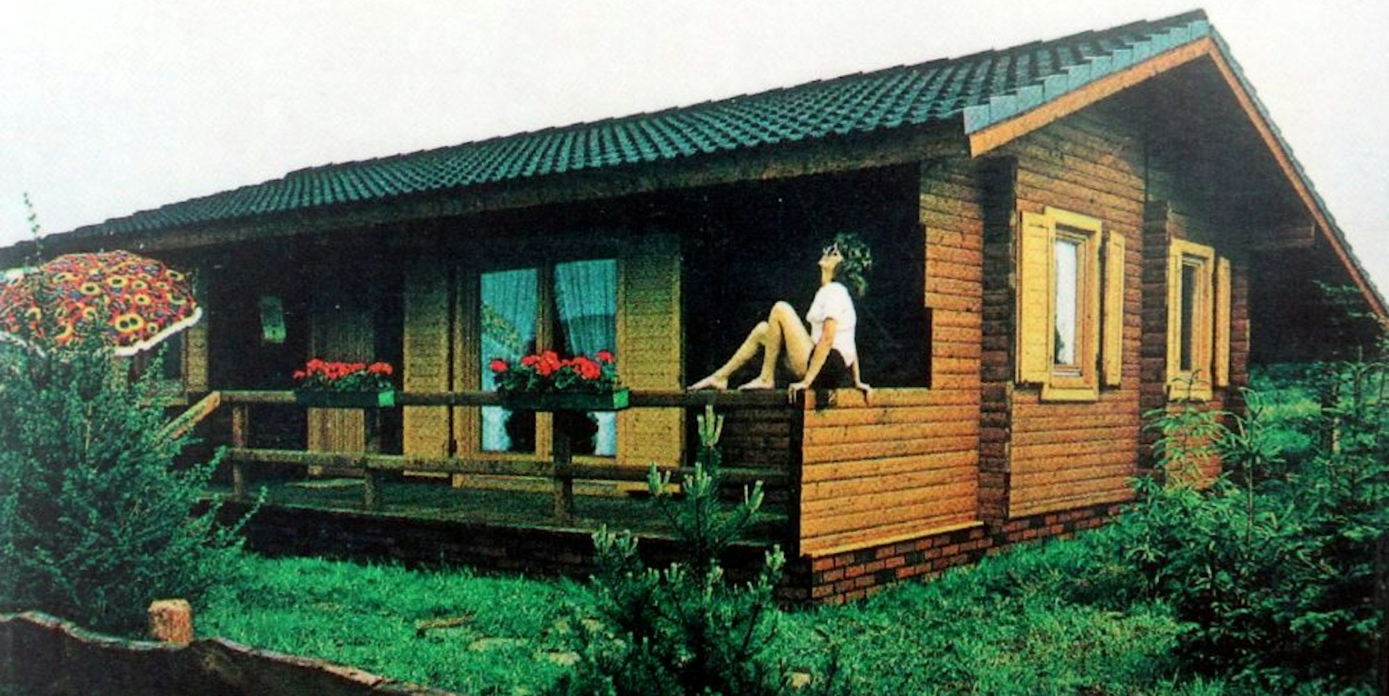 Das erste Holzhaus entstand 1972. Für das Werbefoto posierte Franz Stommels Cousine auf der Veranda.