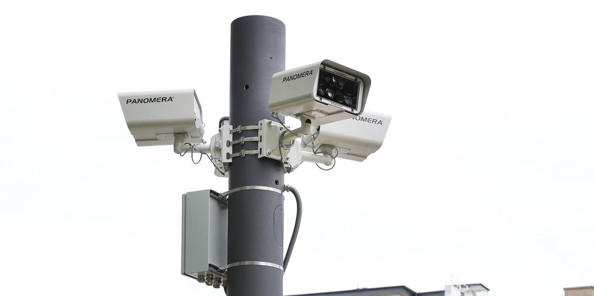 Die Kölner Polizei stellt Kameras zur Videoüberwachung auf.