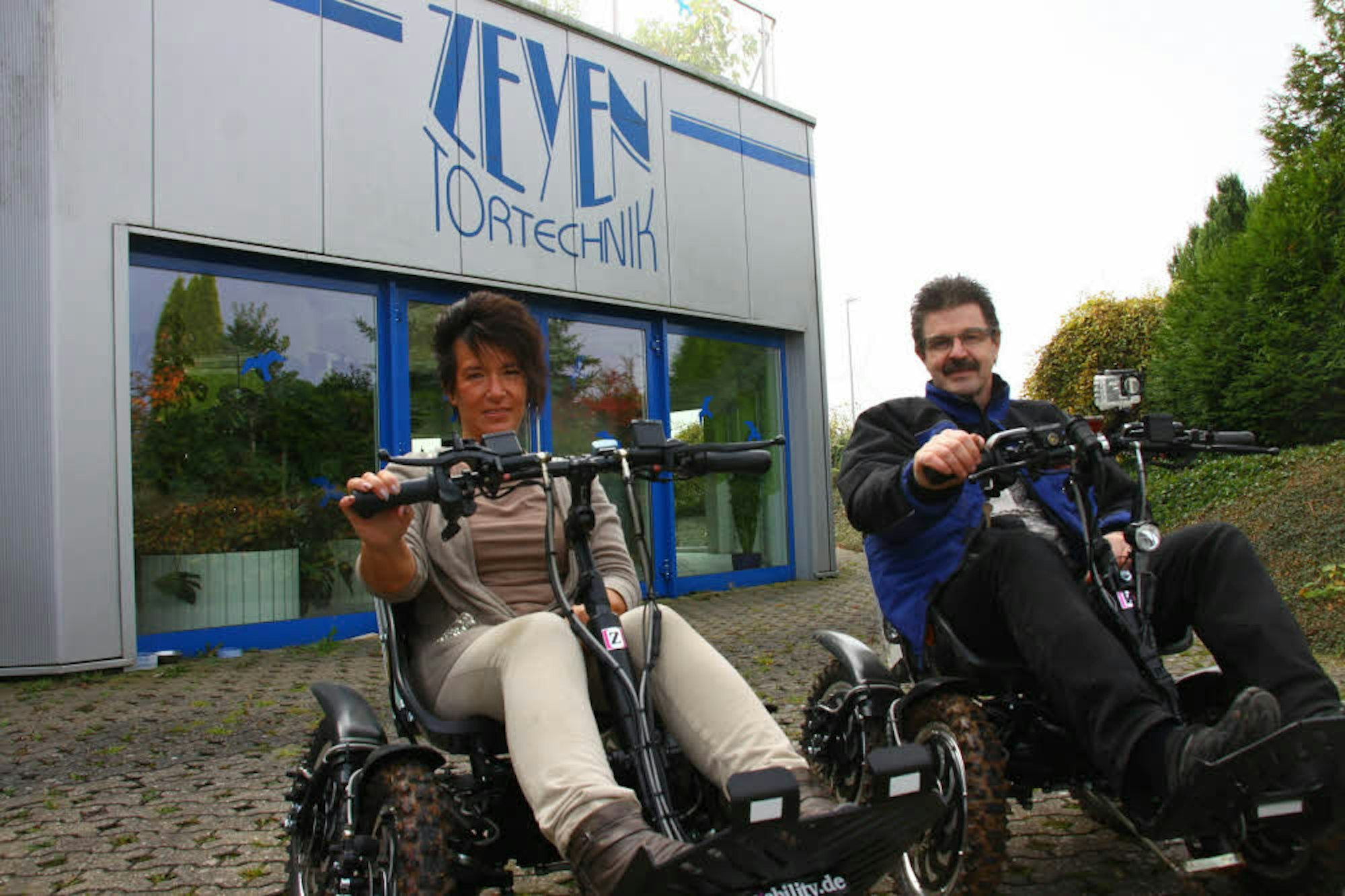 Nicole und Karl Zeyen vor ihrem Firmengebäude in Herhahn. Sie bieten mit den Gelände-Rollstühlen Touren im Nationalpark an.
