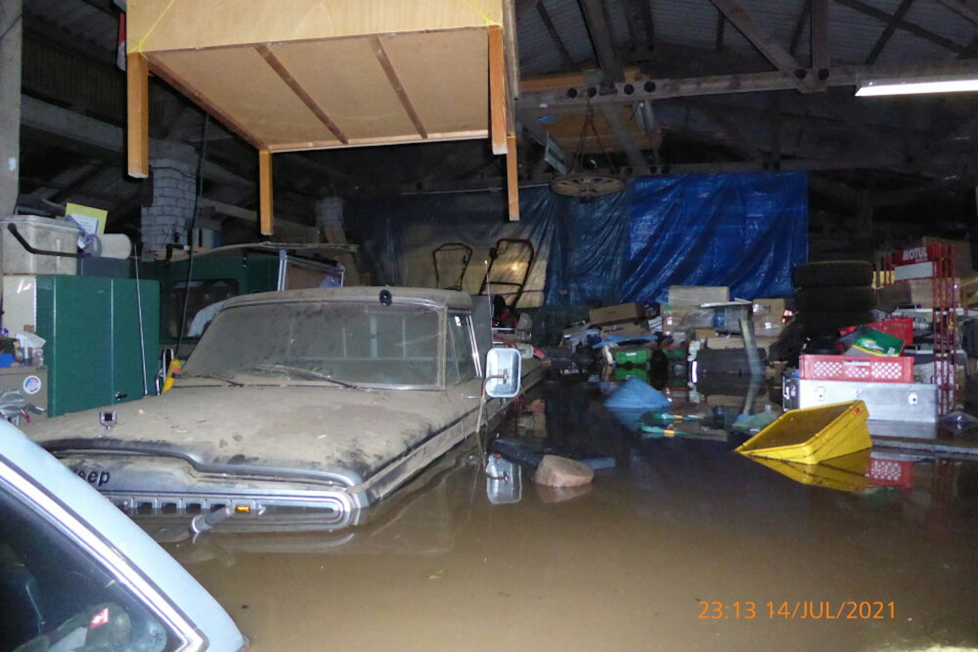 In der Fahrzeughalle stand das Wasser nach der Flutkatastrophe im vergangenen Juli rund 2,30 Meter hoch. Hier war es schon ein wenig zurückgewichen.