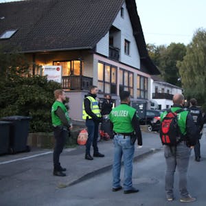 Die Razzia gegen die Bande in Windeck im September 2020 wurde von der oberbergischen Polizei gesteuert.
