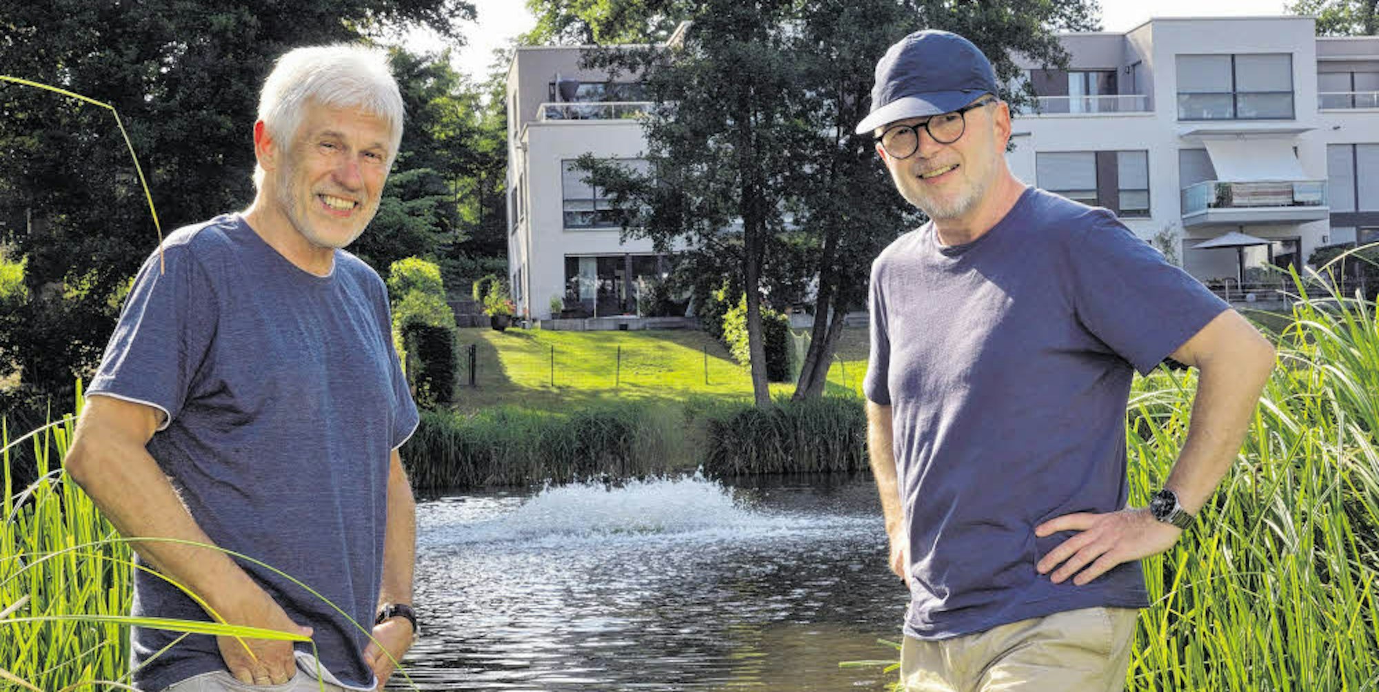 Die Sauerstoffpumpe im Teich wirbelt Wasser hoch. Claus Braun (l.) und Jürgen Spannagel gehören zum Team der Anwohner, die für den Betrieb sorgen.