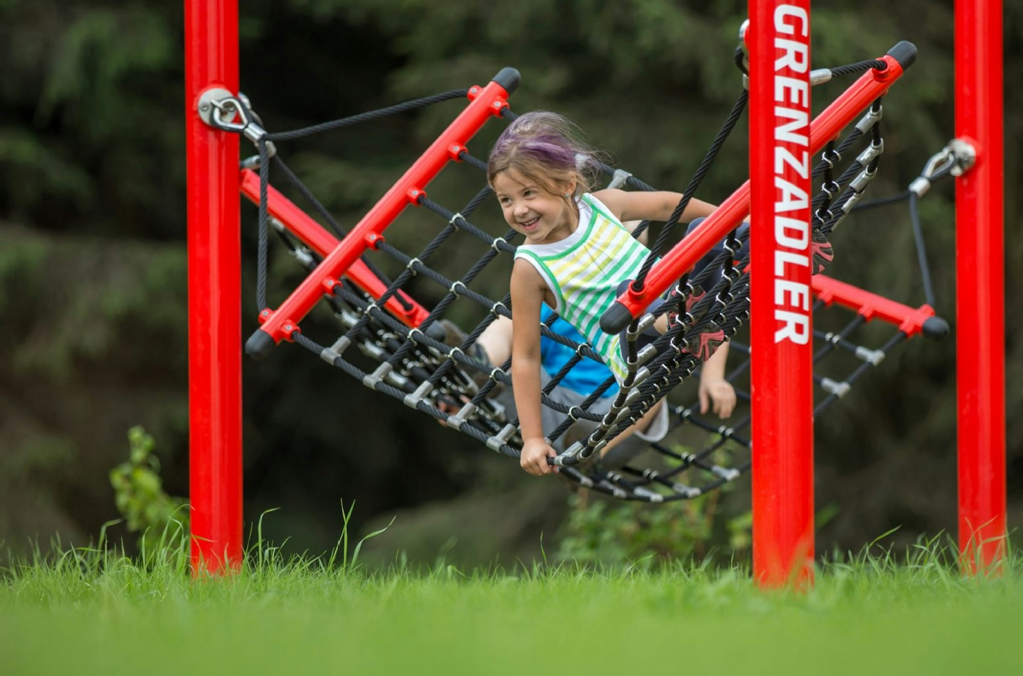 Im Neulandpark in Leverkusen können Kinder nicht nur Klettern oder Schaukeln, sondern auch Minigolf spielen.