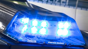 Ein eingeschaltetes Blaulicht auf dem Dach eines Polizeiautos.