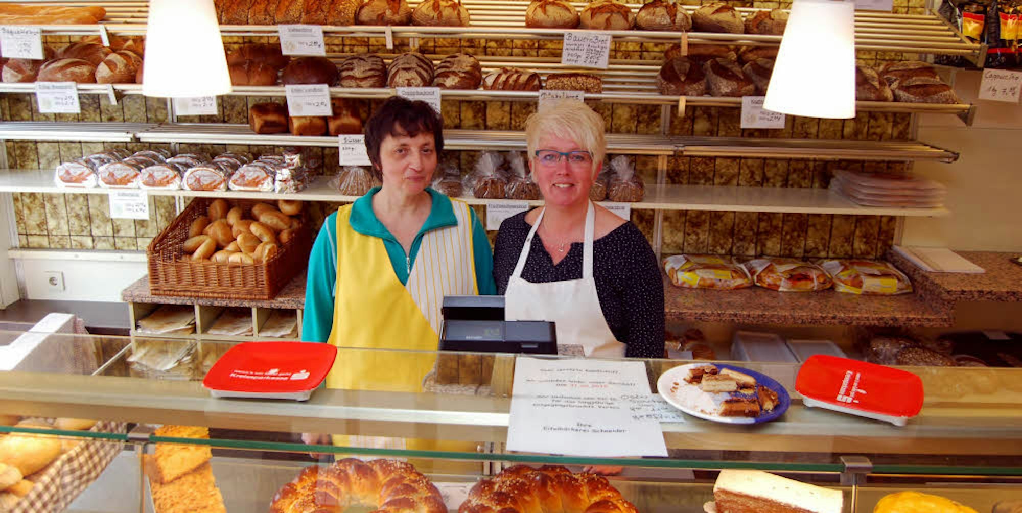 27 Jahre hat Sandra Metz (r.), hier mit ihrer Kollegin Monika Piwowarsky, in der Bäckerei ihres Vaters im Verkauf gearbeitet. Zweimal pro Woche fuhr sie zudem mit einem Bäckerwagen durch Billig und Rheder.