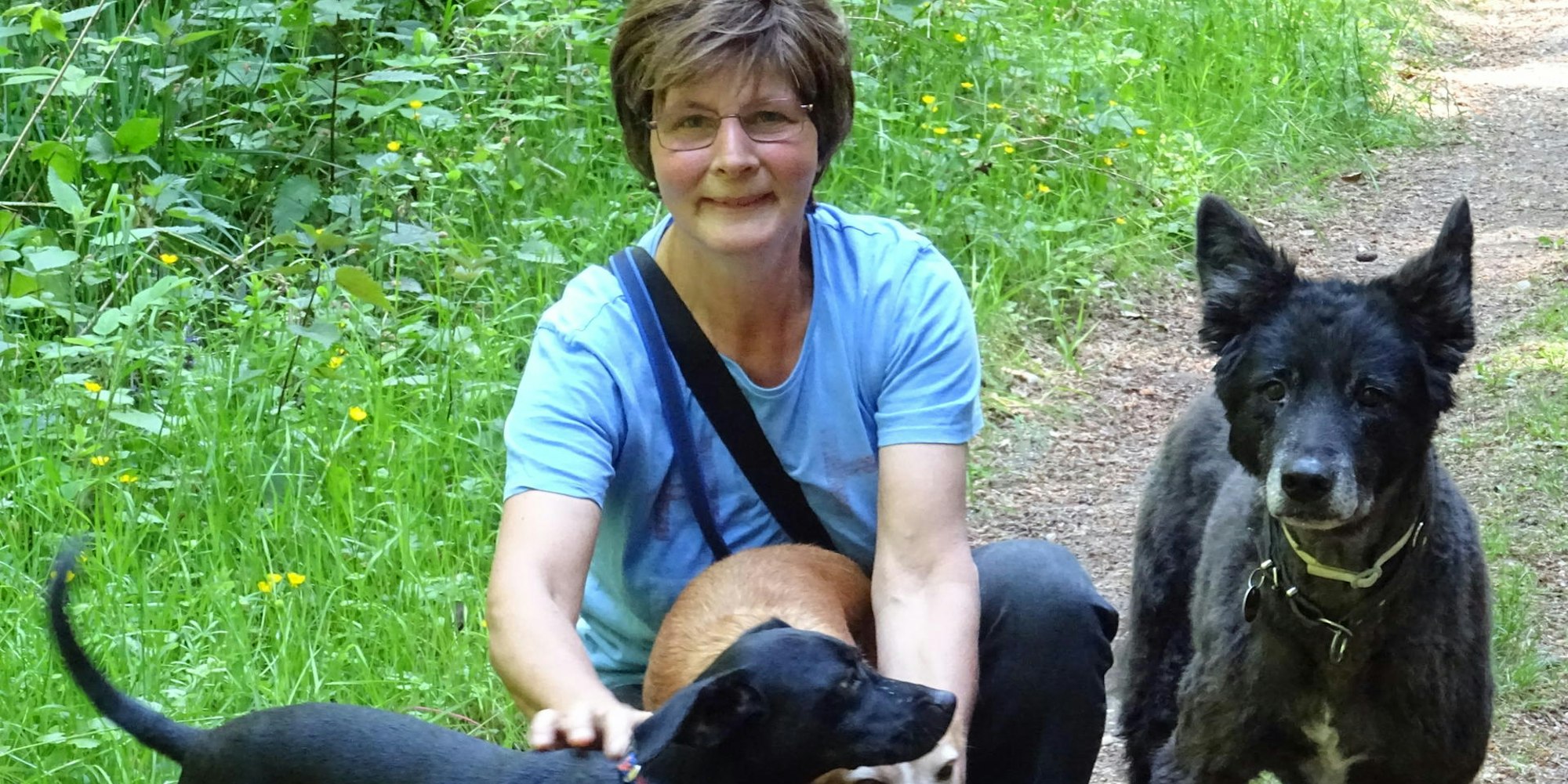 Zuzana Podraska liebt ihre Hunde, rechts ist Therapiehund Ivo zu sehen.