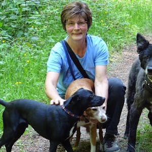 Zuzana Podraska liebt ihre Hunde, rechts ist Therapiehund Ivo zu sehen.