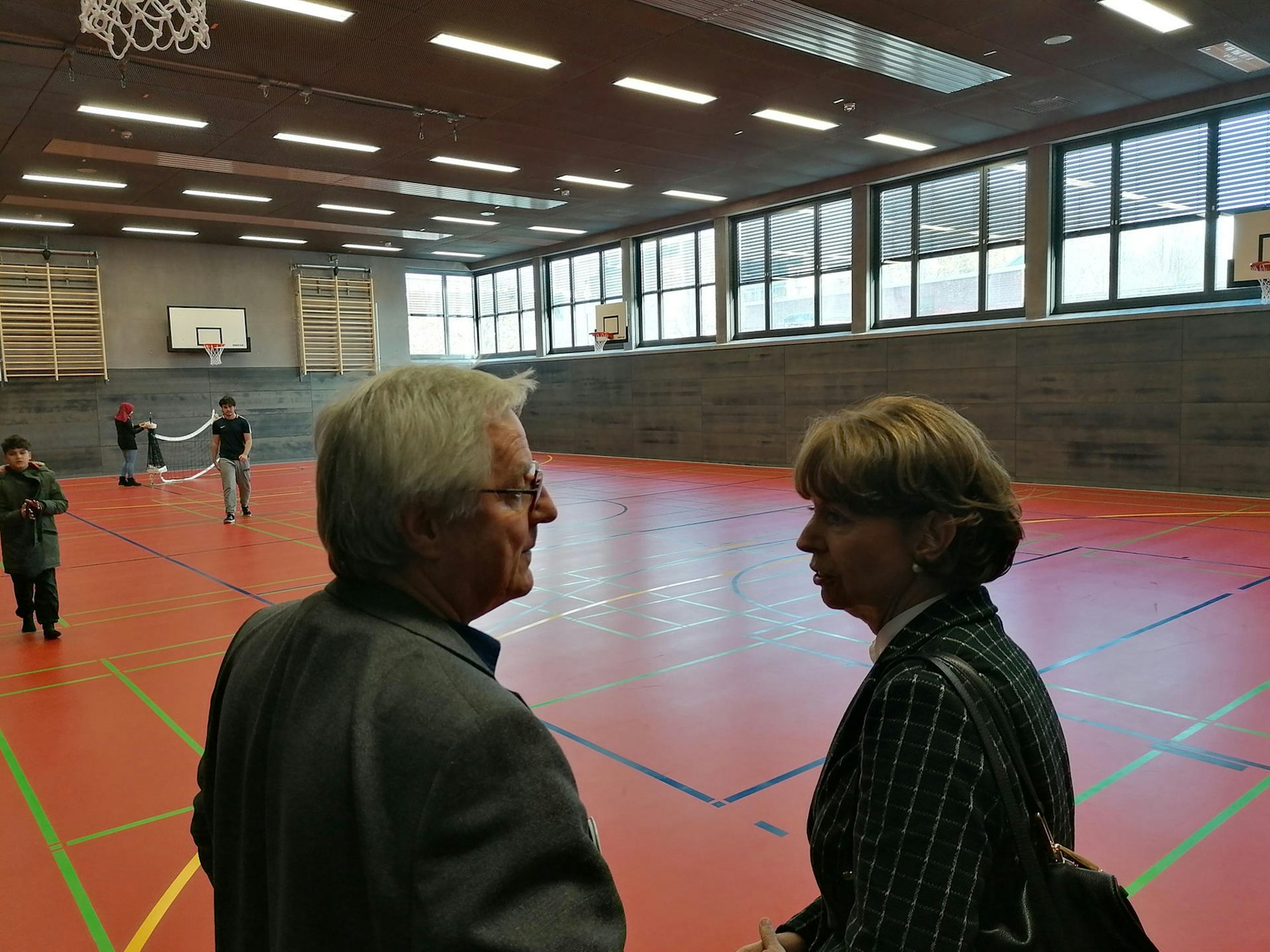 Schulleiter Michael Rudolph und Oberbürgermeisterin Henriette Reker beim Rundgang durch den Anbau in der Sporthalle.