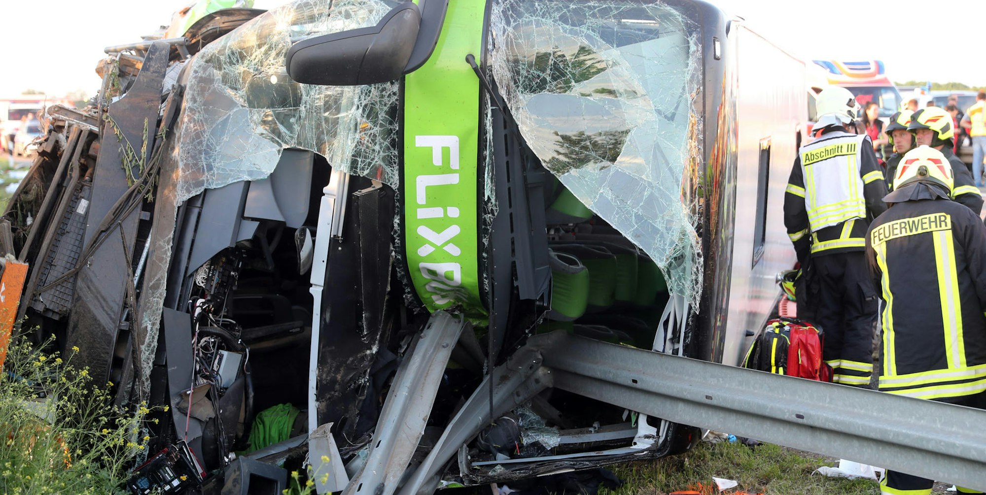 Flixbus auf A9 verunglückt - ein Toter