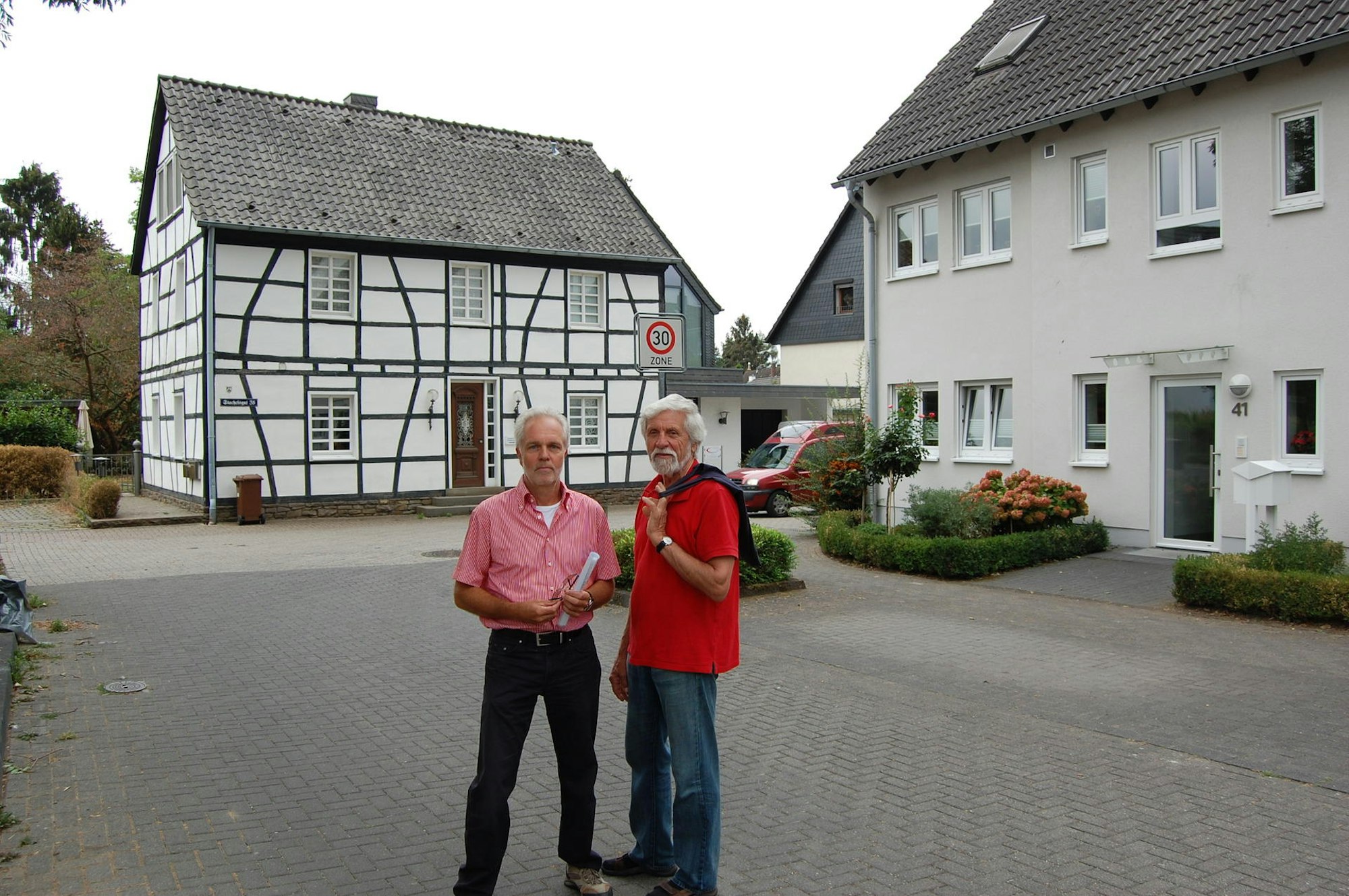 Viele Neubauten passen nicht ins Ortsbild finden Manfred Büscher und Hans Peter Müller (v.l.).