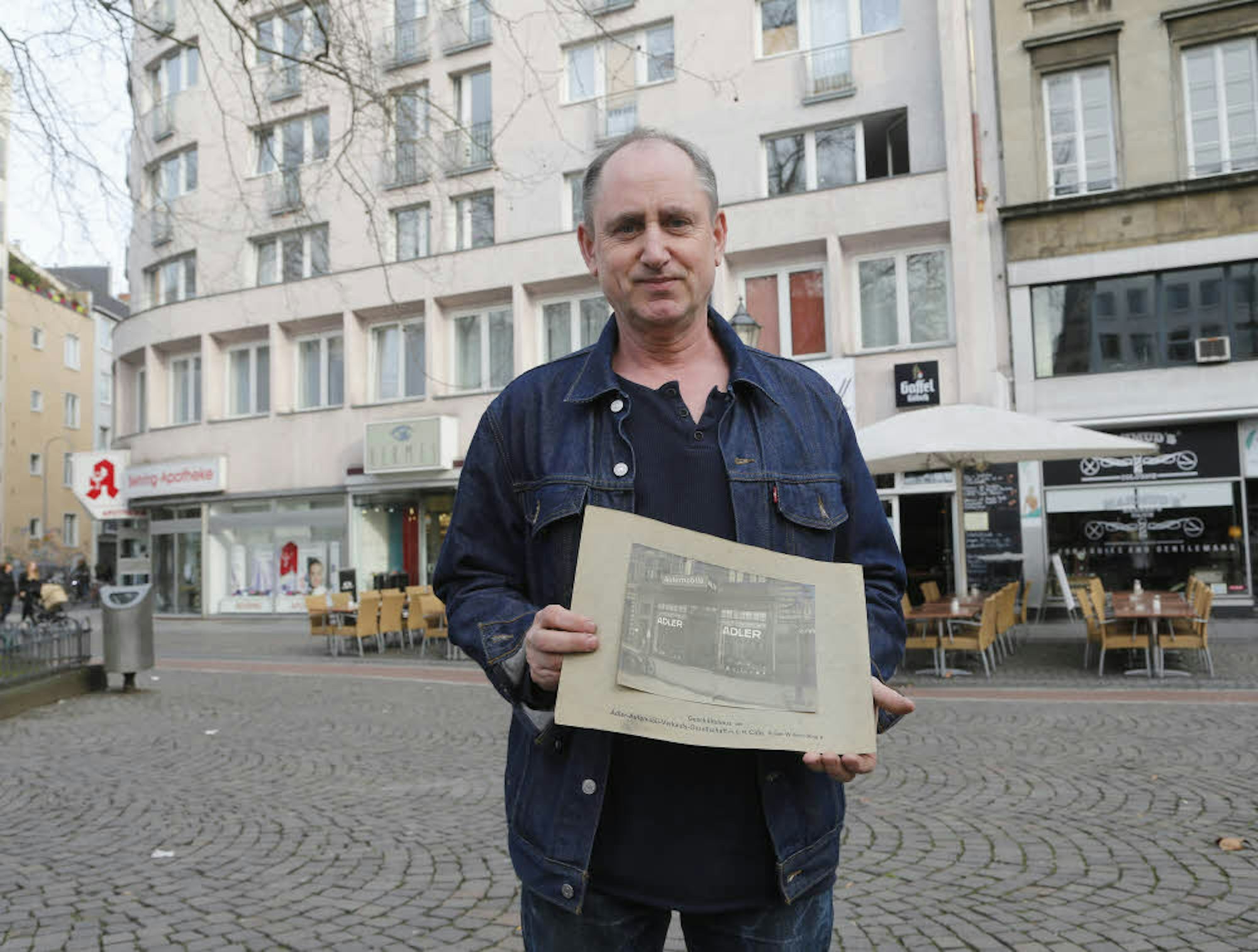Horst Nordmann hat viele Fotos aus dem Reich von Willy Bleissem erstanden. Im Hintergrund steht das Gebäude, das Bleissem nach dem Krieg an der Ecke Kaiser-Wilhelm-Ring/Gereonshof bauen ließ.