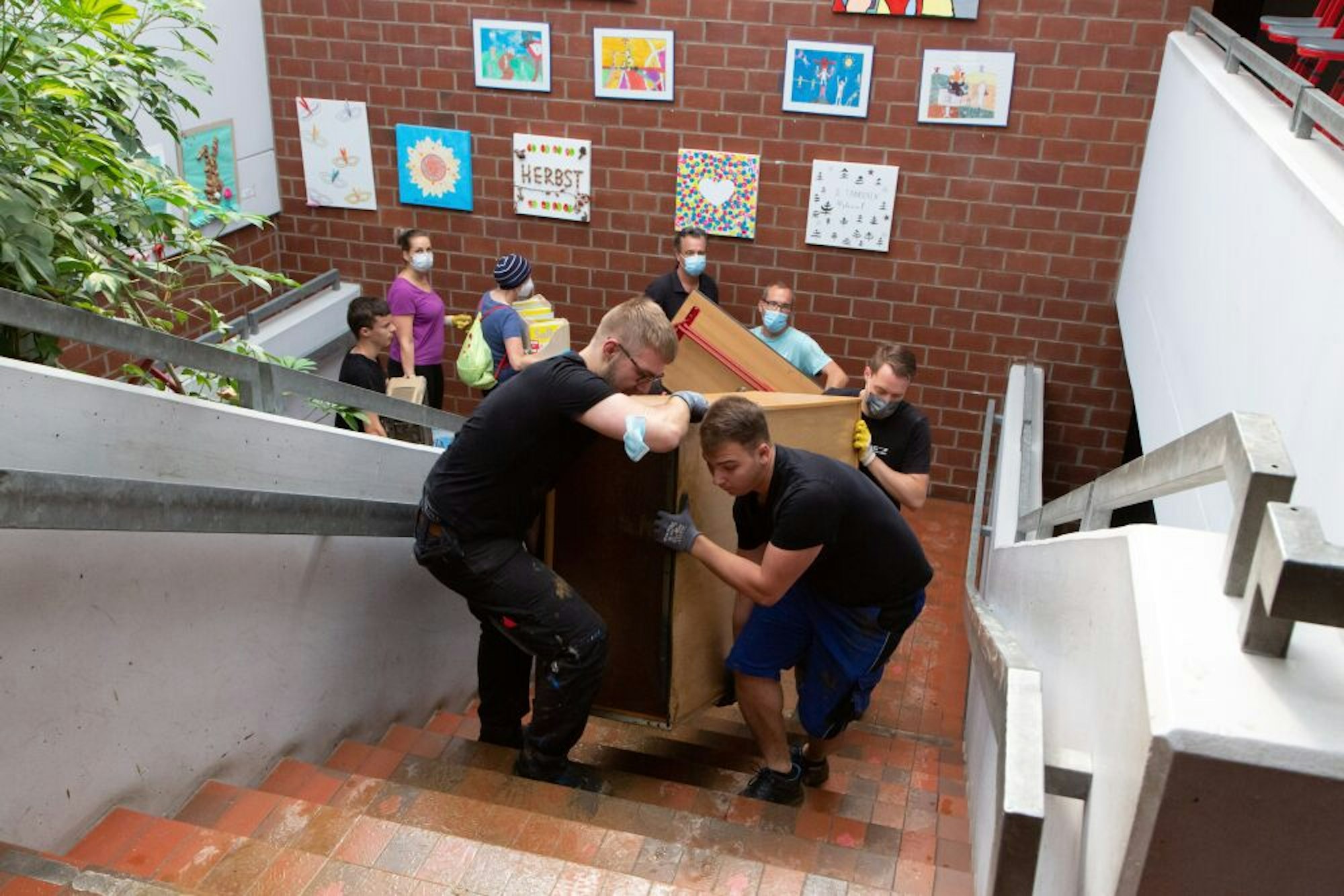Freiwillige räumten die Schränke aus den überfluteten Kellerräumen der Odendorfer Grundschule