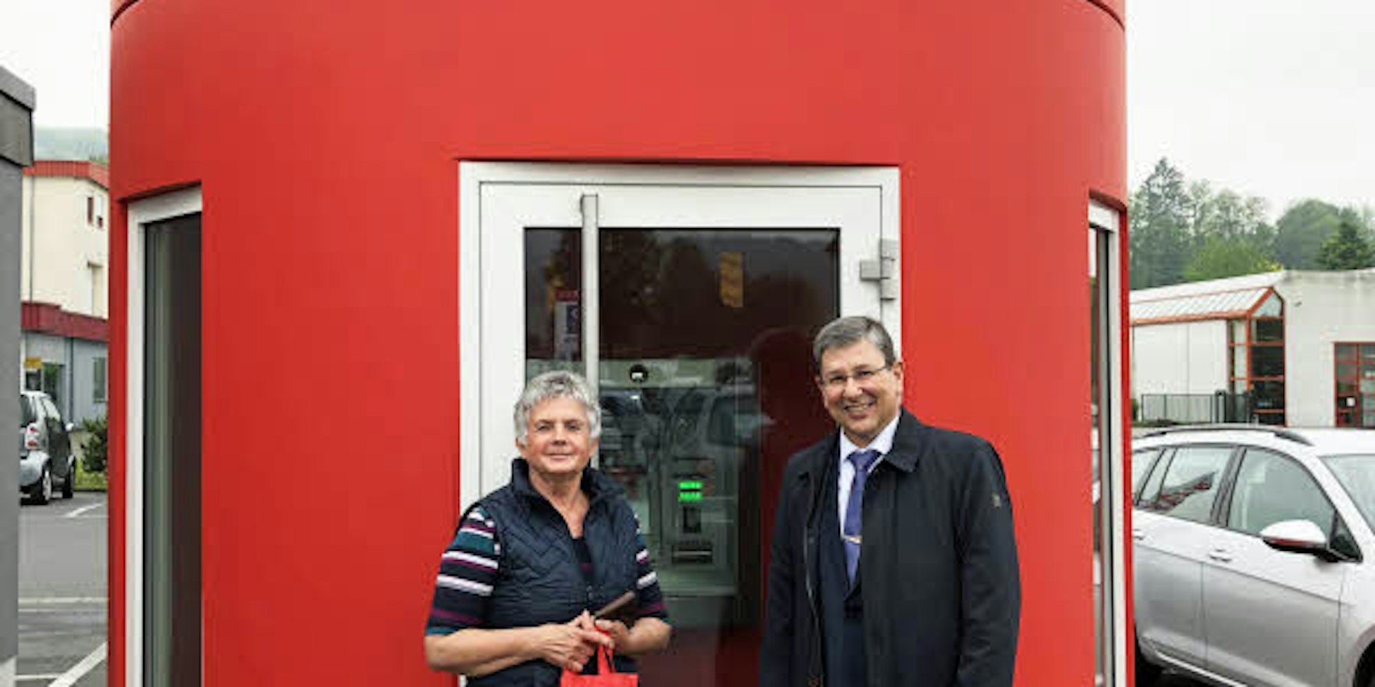 Beate Becker aus Eitorf war die erste Kundin im neuen SB-Pavillon. Sie wurde von Bernd Prangenberg, Regionaldirektor der Kreissparkasse Köln, persönlich begrüßt.