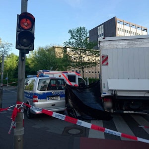 Unter dieser Ampel in Ehrenfeld, die Autofahrer auf den Radverkehr hinweist, hat sich am Montag ein tödlicher Unfall ereignet.