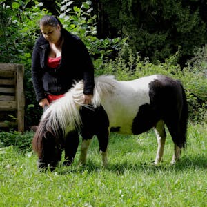 Wie viele Kinder und Jugendliche hat auch die 20-jährige Johanna die Patenschaft für ein Pony übernommen.