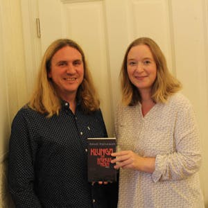 Ina Elbracht und Nippeser Bezirksvertreter Alexander Schmalz mit ihrem neuen Fantasy-Roman.
