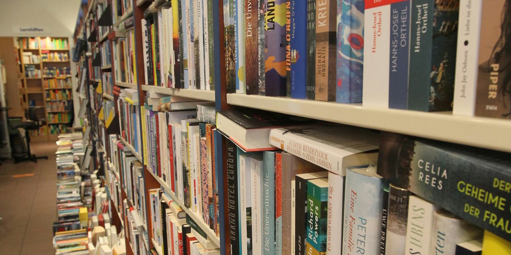 Gut gefüllte Bücherregale üben auf Leseratten einen unwiderstehlichen Reiz aus. Davon profitieren die Buchhandlungen auch in der Corona-Krise.