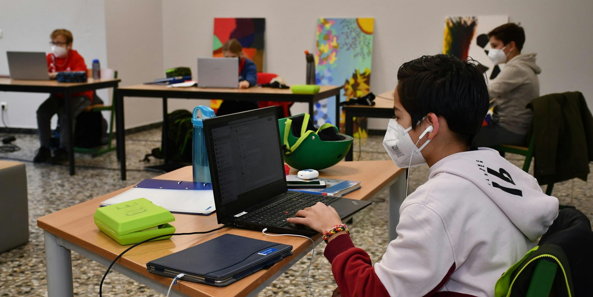 Am Computer lernen auch die Schüler in der Notbetreuung am Albert-Schweitzer-Gymnasium in Hürth.
