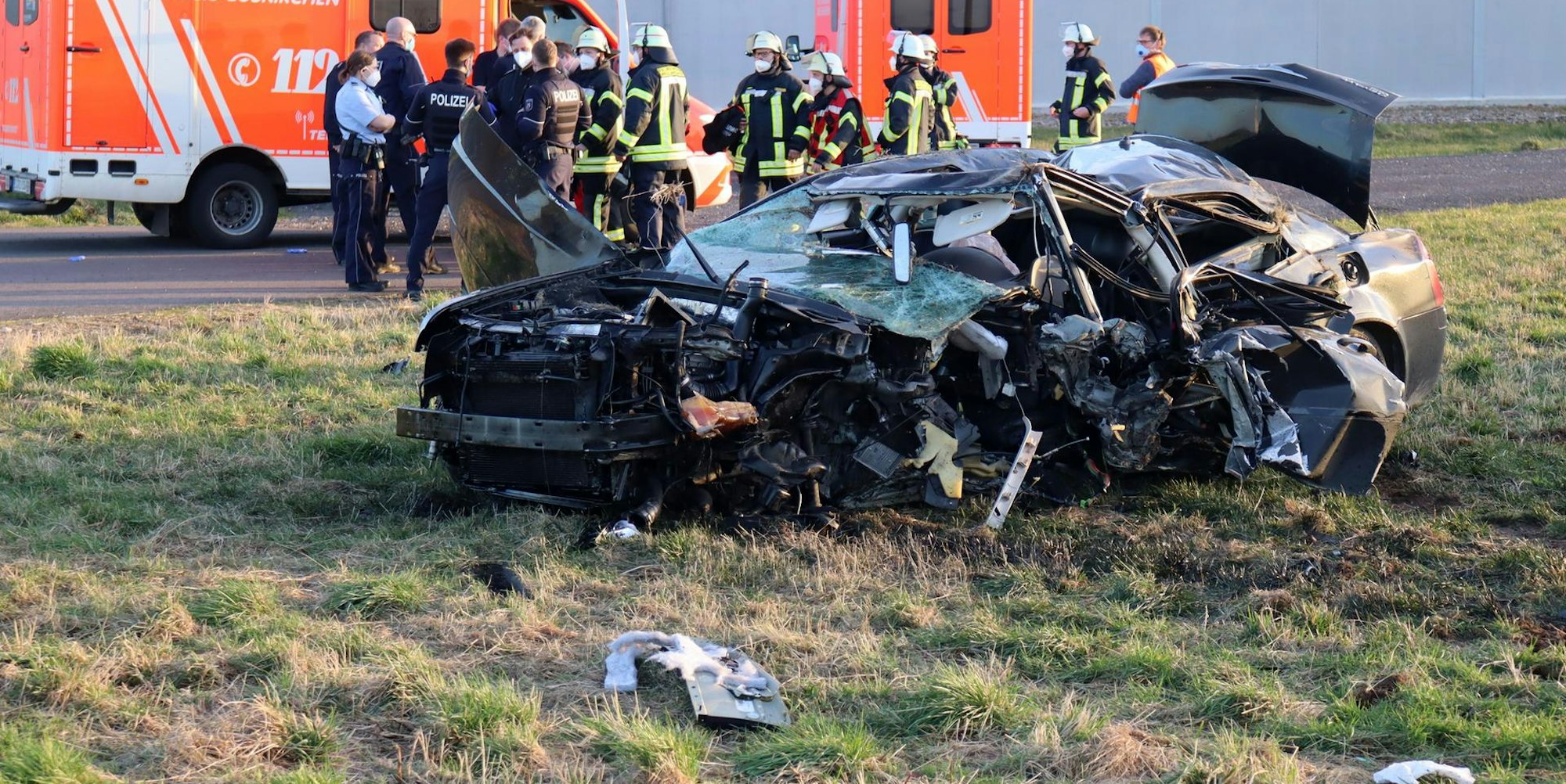 Tödliche Verletzungen erlitt der Fahrer dieses Chrysler. Kurz vor Lommersum war das Auto mit der Fahrerseite mit einem Baum kollidiert.