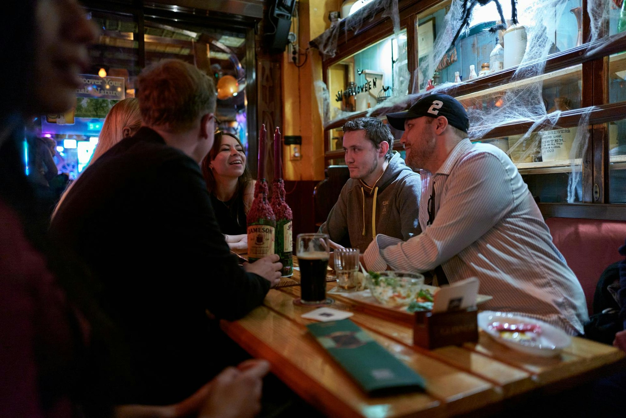 Junge Menschen sitzen in einer Kölner Bar