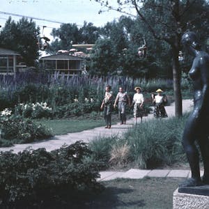 Bundesgartenschau im Jahr 1957; die Bronze-Figur „Assia“ (r.) von Charles Despiau steht heute nicht mehr an dieser Stelle.