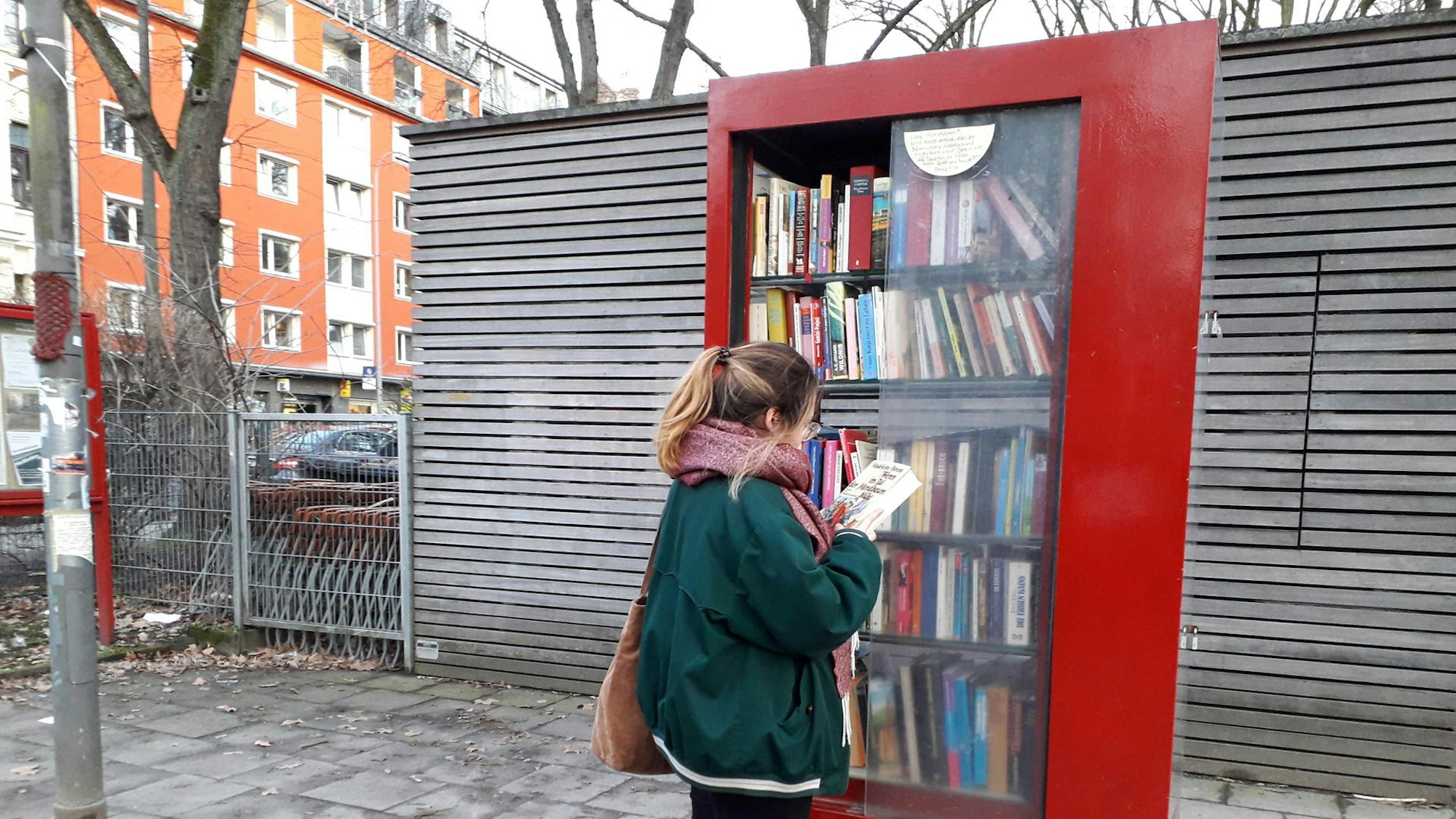Bücherschrank in Köln am Rathenauplatz_Credit_Corinna Heyde