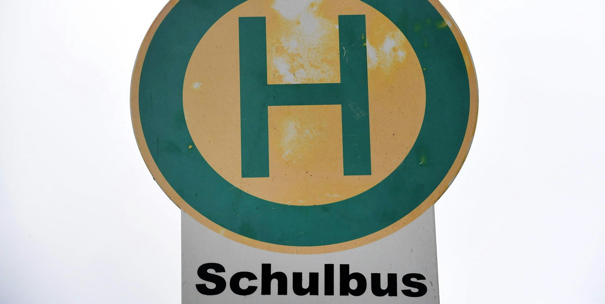 Ein Schild für eine Schulbushaltestelle (Symbolbild).