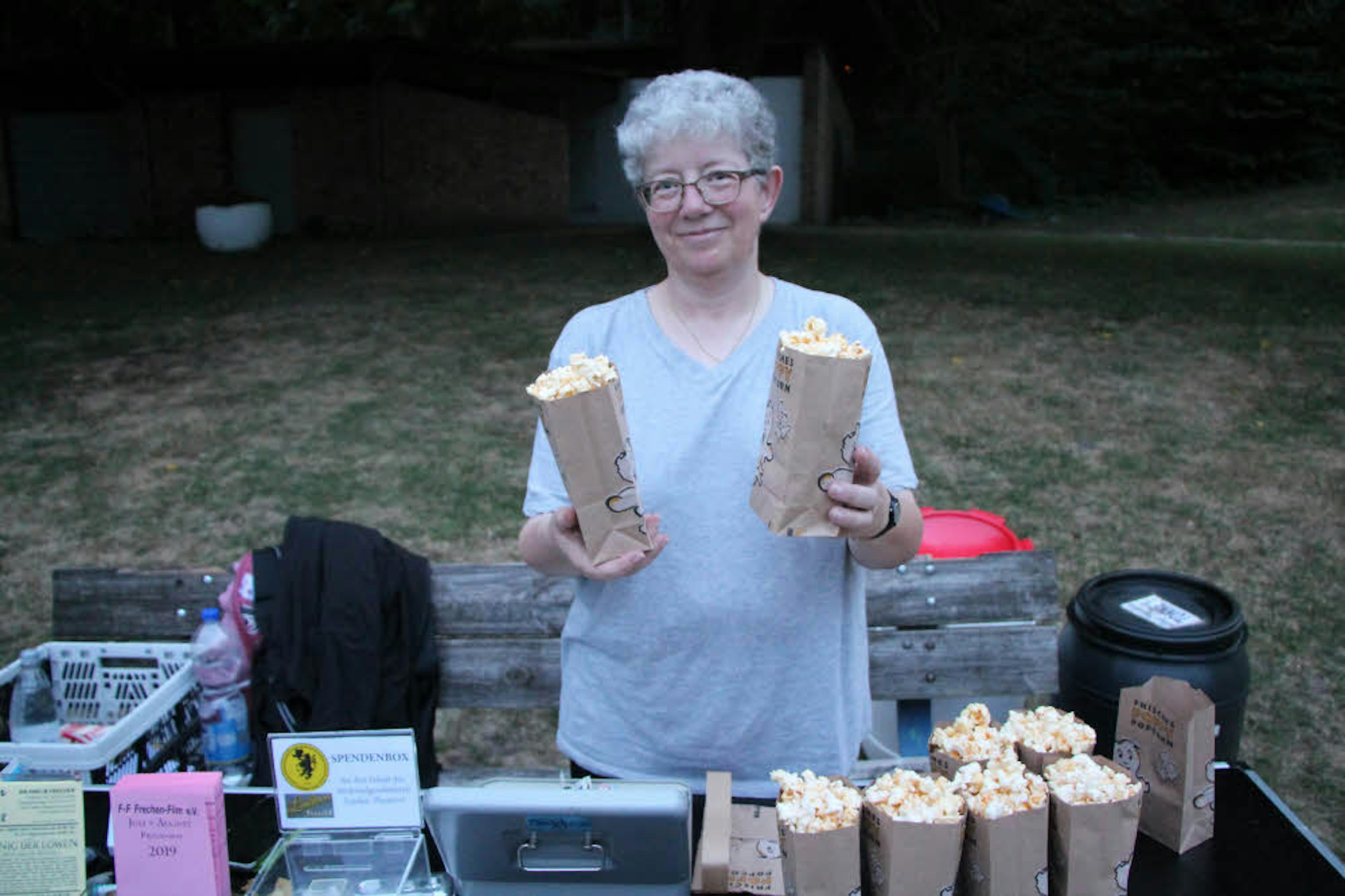 Petra Gatting verkauft Popcorn am Open Air Kino in Frechen (Archivbild).