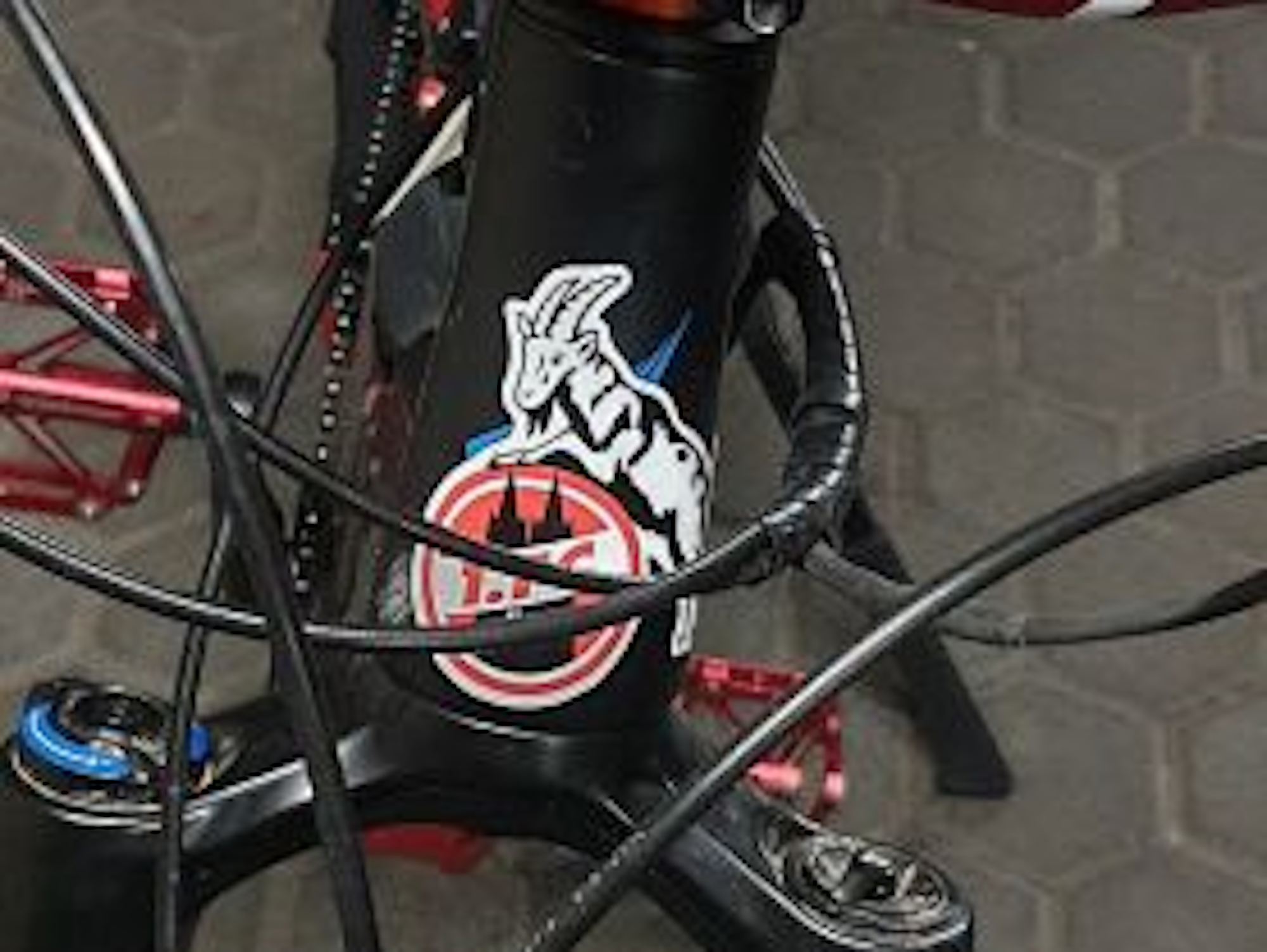 sichergestelltes E-Bike mit FC-Sticker