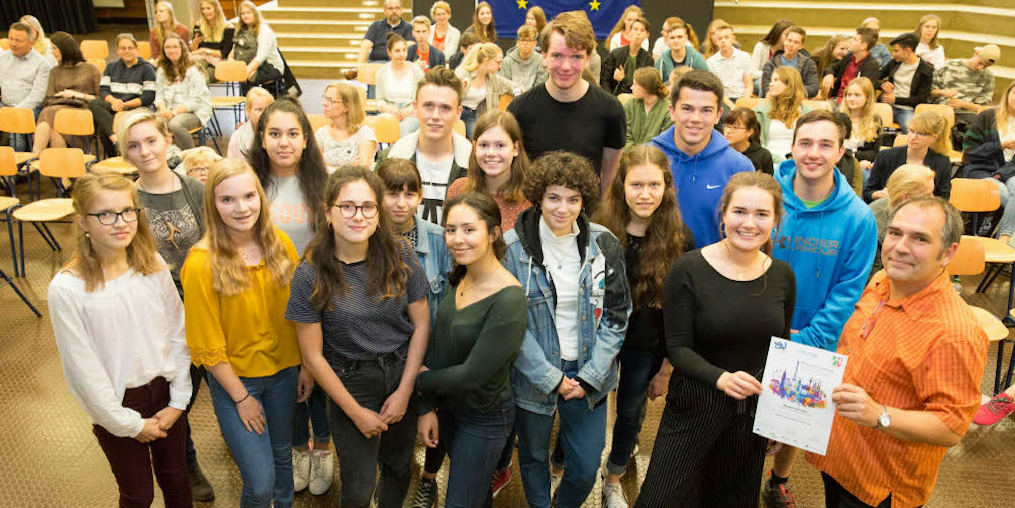 Schüler aus dem Rhein-Sieg-Kreis und Bonn wurden für ihre kreative Auseinandersetzung mit der Kultur in Europa ausgezeichnet. Lehrer Christian Schneider (r.) koordinierte den Wettbewerb im Regierungsbezirk Köln.