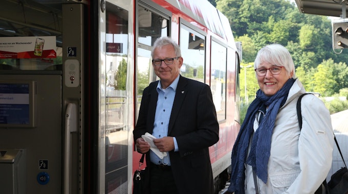Karin Theus und Detlev Fischer nutzen das 9-Euro-Ticket für die Fahrt nach Köln.
