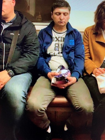 Dieses Foto in der Moskauer Metro veränderte das Leben des Autolackierers Umid Isabaev.