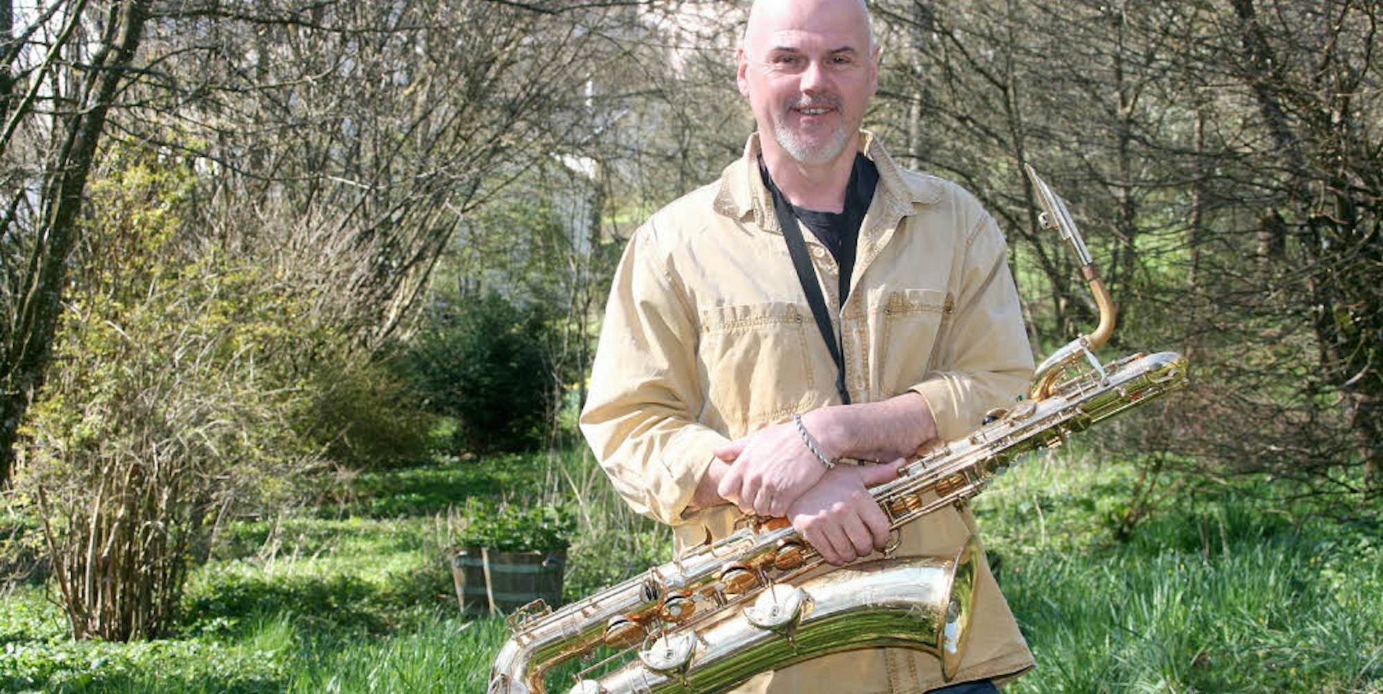 Jazzer im Garten: Frank Reinshagen, Musiker, Komponist und Big-Band-Leiter, liebt die Stille in Kronenburg.