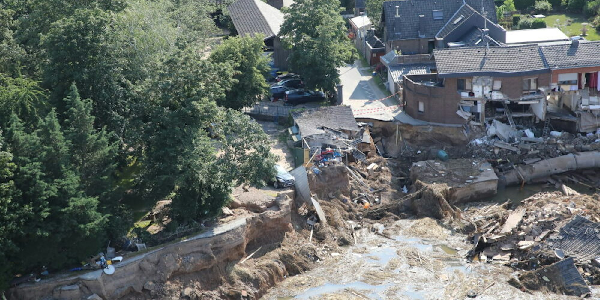 Drei Häuser haben die Fluten verschlungen, vom vierten ließen sie nur die Front stehen.